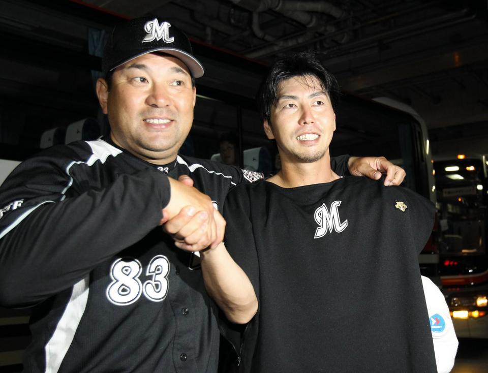 　ノーヒットノーランは逃したが、プロ初完封を飾り伊東監督（左）とがっちり握手する古谷＝１３年６月２６日、京セラドーム