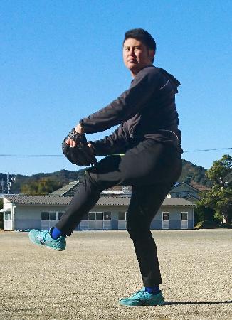 　自主トレを公開した中日ドラフト１位の鈴木博志投手＝２日、静岡県掛川市