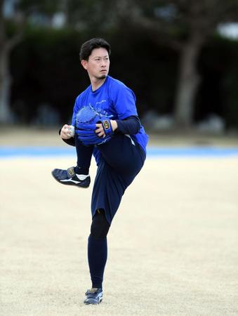 キャッチボールするオリックス・岸田護＝ＮＴＴ淀総合運動場（撮影・山口登）