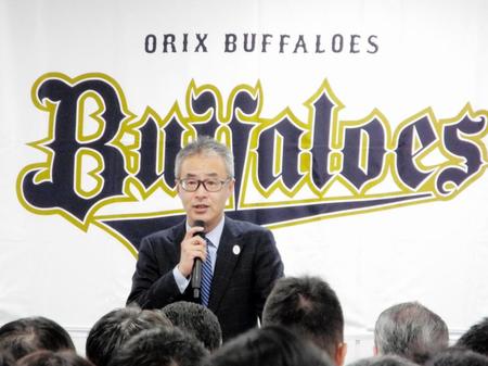 球団と大阪ドームシティの合同年賀式であいさつする湊新社長