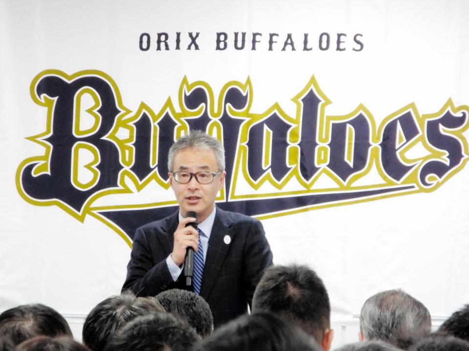 球団と大阪ドームシティの合同年賀式であいさつする湊新社長