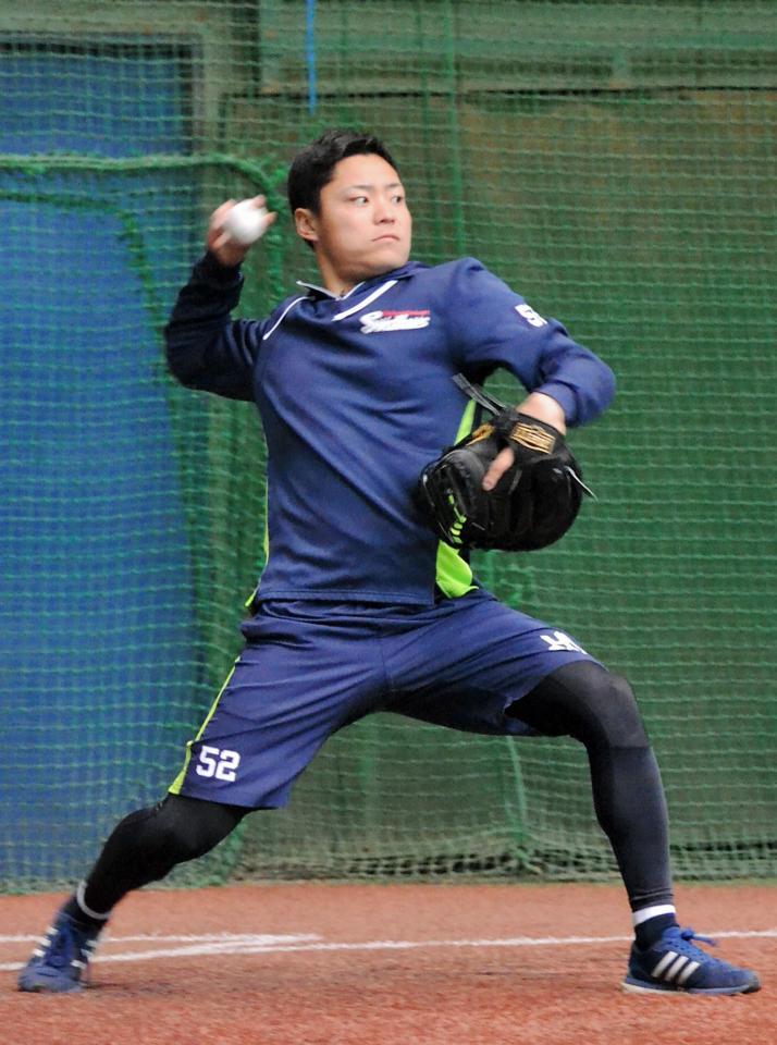 今年の初練習を行ったヤクルト・中村＝神宮室内練習場