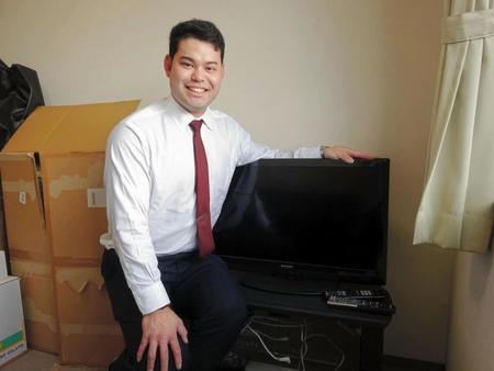 則本からテレビを贈られ、笑顔を見せる岩見