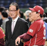 楽天梨田昌孝監督（右）と話す星野仙一副会長＝2017年4月25日