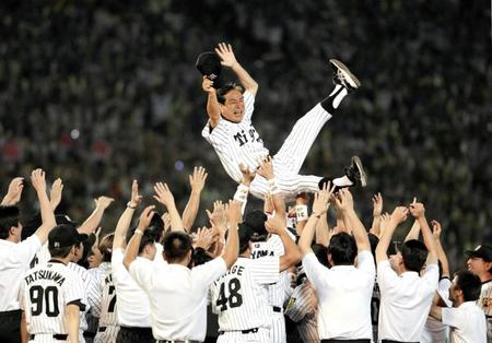 　１８年ぶり４度目の優勝が決まり胴上げされる阪神・星野監督＝０３年９月１５日、甲子園