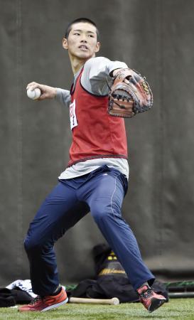 　広島の新人合同自主トレでキャッチボールするドラフト１位の中村奨＝広島県廿日市市