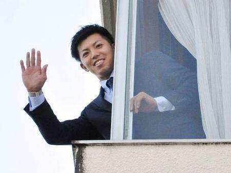 　「青星寮」に入寮し、窓から手を振るＤｅＮＡの東＝７日、神奈川県横須賀市