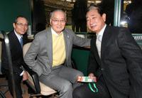 　ＷＢＣ１次ラウンドの韓国戦を観戦に訪れた（左から）王氏、長嶋氏、星野氏＝０９年３月