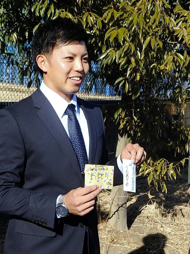 親戚の男の子からもらった手作りのお守りを披露するＤｅＮＡドラフト１位・東＝横須賀市内