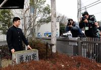 入寮した日本ハムドラフト１位の清宮幸太郎（左）。笑顔で報道陣の撮影に応じる＝千葉・鎌ケ谷二軍施設（撮影・開出牧）