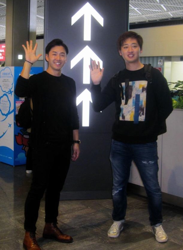自主トレ地のグアムへ向かうため、成田空港で取材に応じた日本ハム・斎藤佑（左）と白村