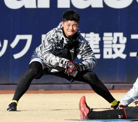 ストレッチする日本ハム・清宮幸太郎＝鎌ケ谷（撮影・棚橋慶太）