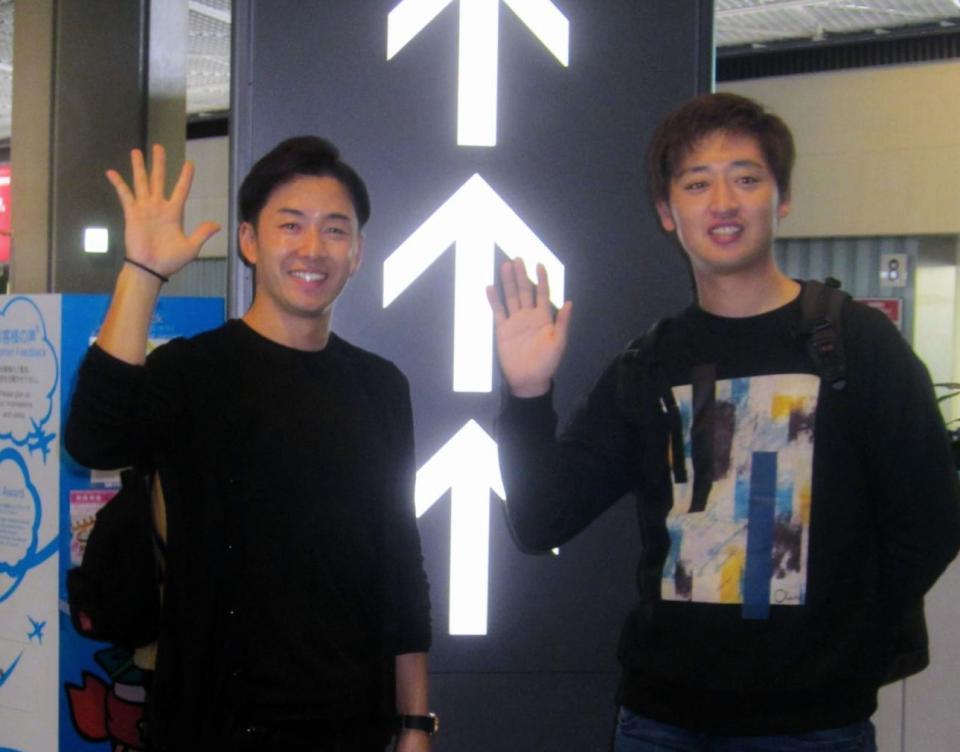 　自主トレ地のグアムへ向かうため、成田空港で取材に応じた日本ハム・斎藤佑（左）と白村