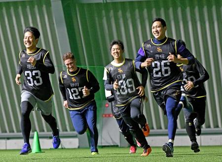 　新人合同自主トレ初日、笑顔でダッシュする吉住（２６）ら新入団選手