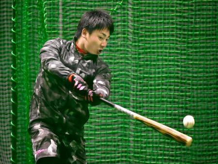 　自主トレを公開した広島・丸＝広島市