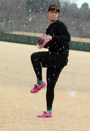 小雪が降る中、巨人にＦＡ移籍した野上を相手にキャッチボールを行う西武・高橋光