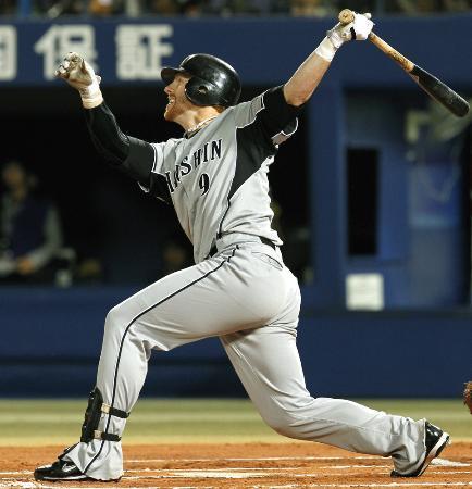 　２０１０年１０月の横浜戦でシーズン２１４安打目となる右中間二塁打を放つ阪神のマートン＝横浜