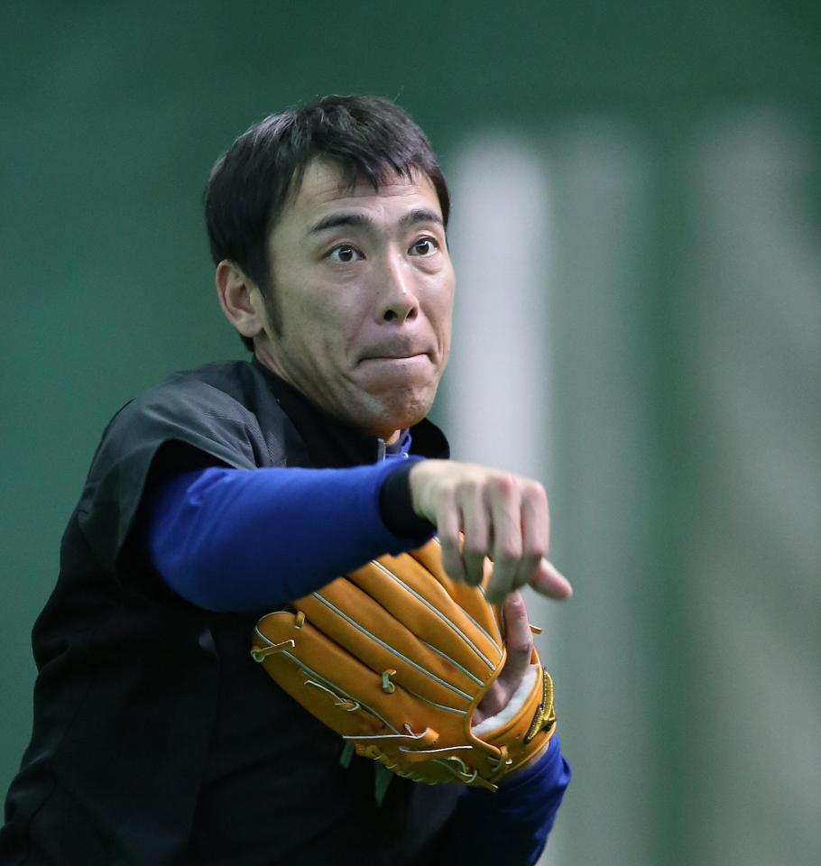 　キャッチボールする荒木