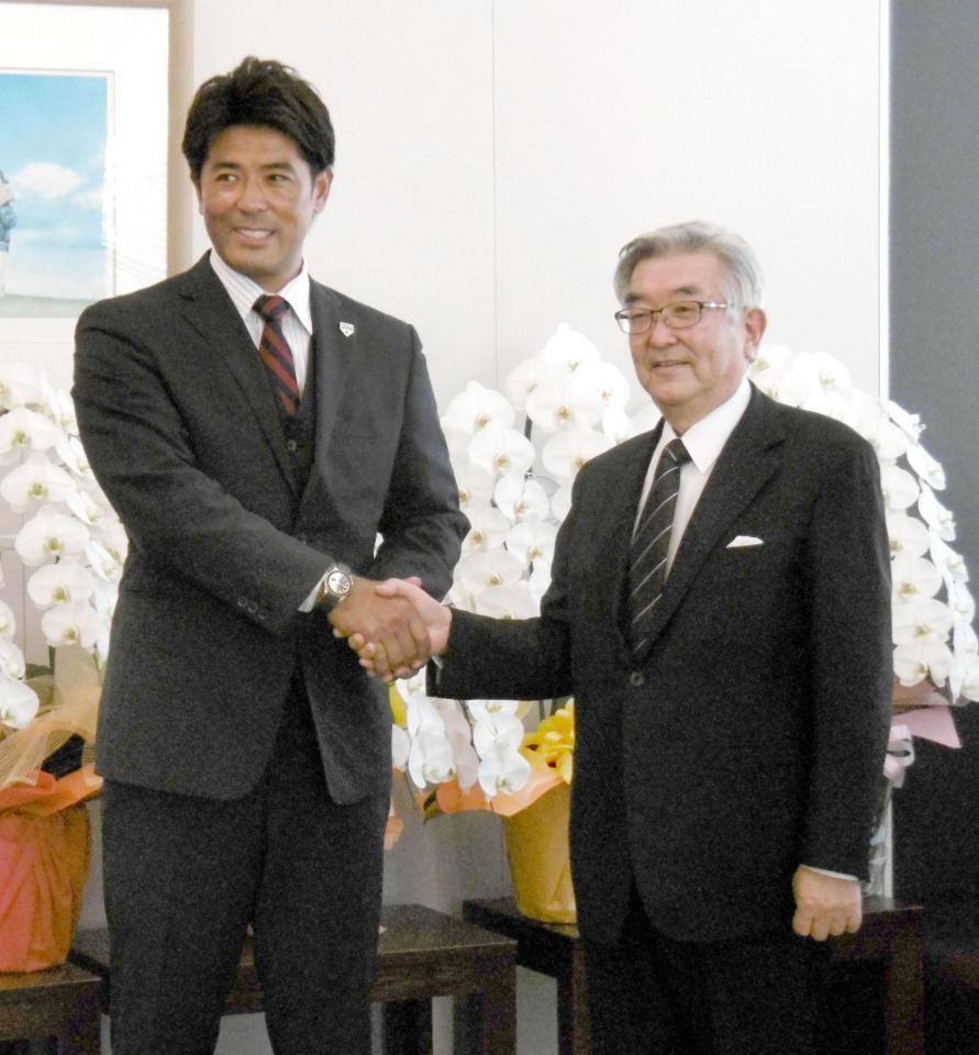 　日本野球機構を訪問し、斉藤コミッショナー（右）と握手をする日本代表の稲葉監督