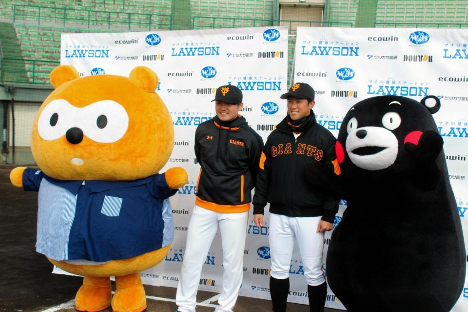 １打席対決を行った巨人・杉内（左）と藤村コーチとくまモン