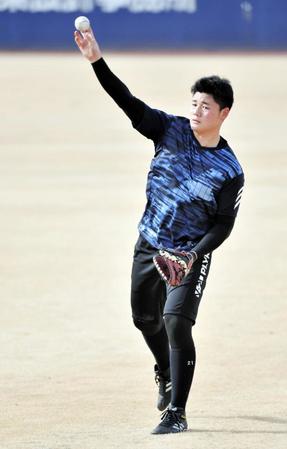 キャッチボールをする日本ハム・清宮幸太郎＝鎌ケ谷球場（撮影・中田匡峻）