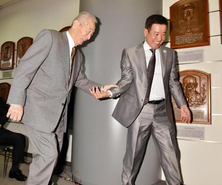 あいさつに向かう金田正一氏（左）を笑顔でエスコートする原辰徳氏＝野球殿堂博物館（撮影・西岡正）