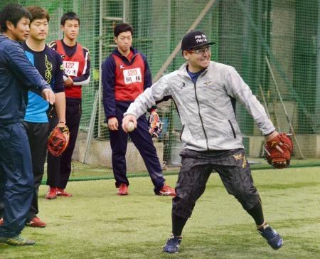　合同自主トレでノックを受ける広島・会沢（右）＝広島県廿日市市