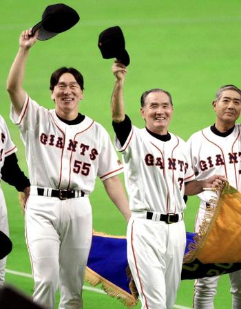 　２０００年１０月２８日　ファンに歓声に応える長嶋終身名誉監督（右）と松井氏