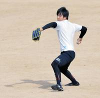 キャッチボールで調整する日本ハム・杉浦稔大＝鎌ケ谷（撮影・金田祐二）