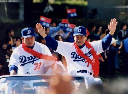 優勝パレードで沿道のファンに手を振る星野仙一さん（右）と島野育夫ヘッドコーチ＝９９年１１月２日