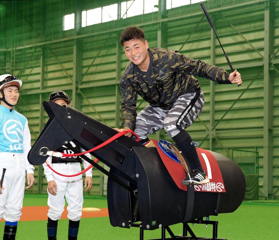 日本ハム 清宮がｊｒａ騎手と交流会 木馬にまたがるも めっちゃこわい 野球 デイリースポーツ Online