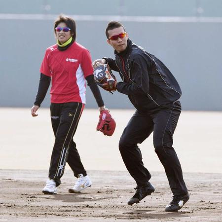 　自主トレに参加して守備練習をする千賀とソフトボールの上野由岐子（左）