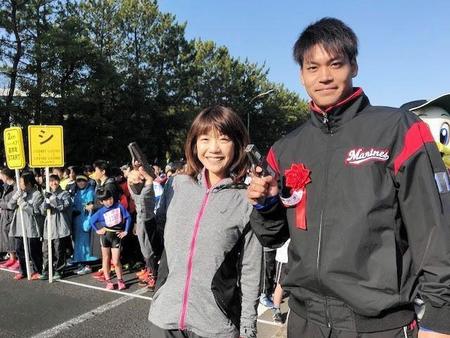 千葉マリンマラソンでスターターを務めた高橋尚子さん（左）と佐々木投手
