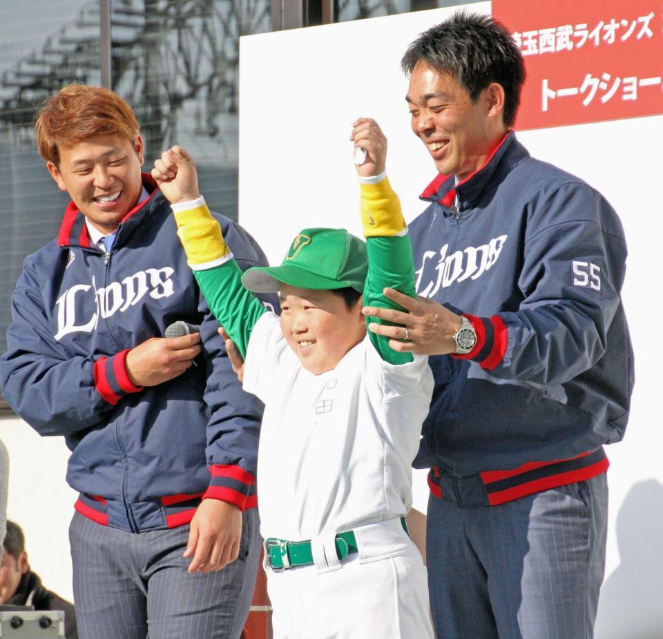 ファンの少年と触れ合う秋山（右）と浅村　