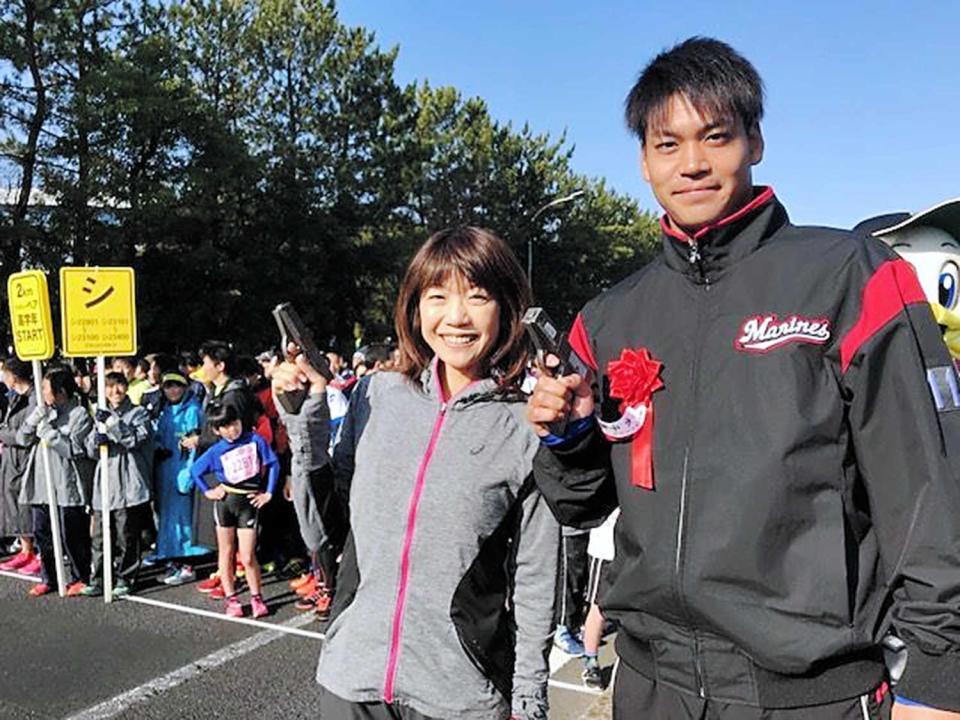 　千葉マリンマラソンでスターターを務めた高橋尚子さん（左）と佐々木