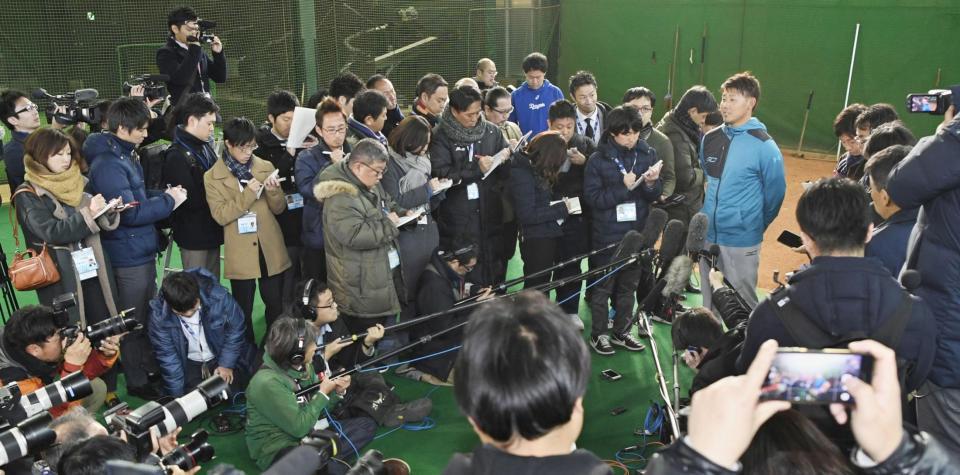 　中日入団が決まり、大勢の報道陣に囲まれる松坂大輔投手（右奥）＝23日午後、名古屋市のナゴヤ球場