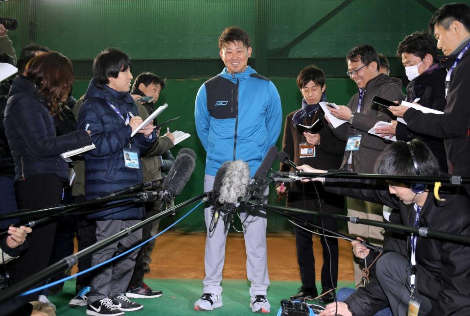 　中日に入団が決まり、笑顔で質問に答える松坂