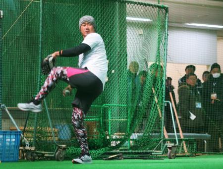 　室内練習場でキャッチボールする、中日への入団が決まった松坂＝ナゴヤ球場