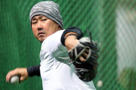 キャッチボールで気合の入った表情を見せる松坂