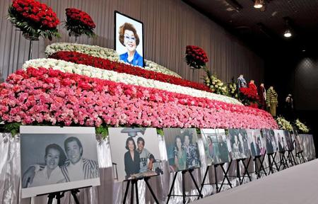 　洋服１０点と思い出の写真１０点が飾られた野村沙知代さんの祭壇