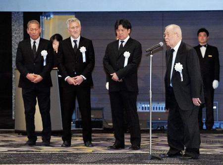 　お別れの会であいさつする喪主の野村克也氏。（左から）ケニー野村氏、団野村氏、ヤクルト・野村克則コーチ
