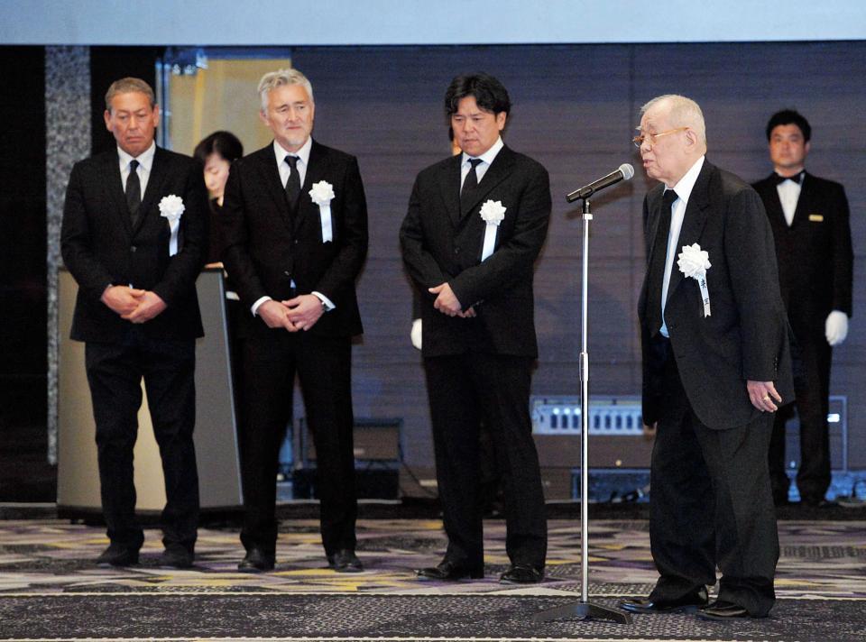 　お別れの会であいさつする喪主の野村克也氏。（左から）ケニー野村氏、団野村氏、ヤクルト・野村克則コーチ