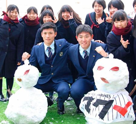 　履正社高の卒業式を終え、サッカーの横浜Ｍに入団する町野（左）と記念撮影する安田