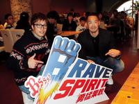 今季のキャッチフレーズ「ＢＲＡＶＥ　ＳＰＩＲＩＴ　勇猛果敢」のボードを手にする安達（左）とＴ－岡田