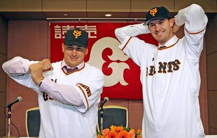 　入団会見でバッティングのポーズをするゲレーロ（左）と投球ポーズをするヤングマン