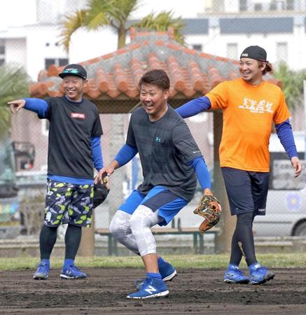 　チームに合流し、笑顔で守備練習をする松坂。後方は、谷元（左）と田島
