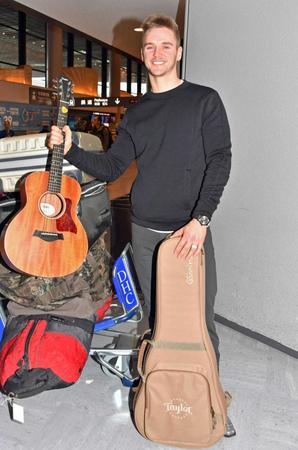 　２年目のシーズンへ向け、ギターを手に来日したブキャナン