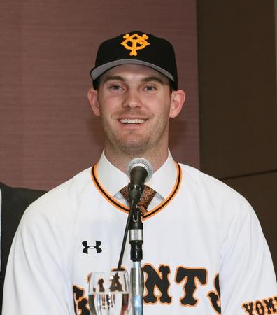 記者会見で笑顔を見せる巨人新外国人のヤングマン