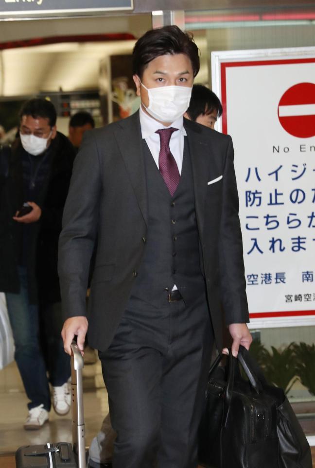 宮埼に到着した巨人の高橋監督