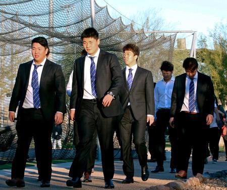 　キャンプで利用する大リーグ、ダイヤモンドバックスの施設を見学する清宮（左から２人目）ら日本ハムナイン（共同）
